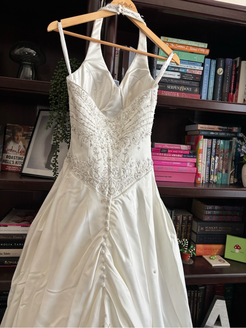Vintage Elegant White Wedding Dress with Long Embroidered Train - Picture 5 of 16